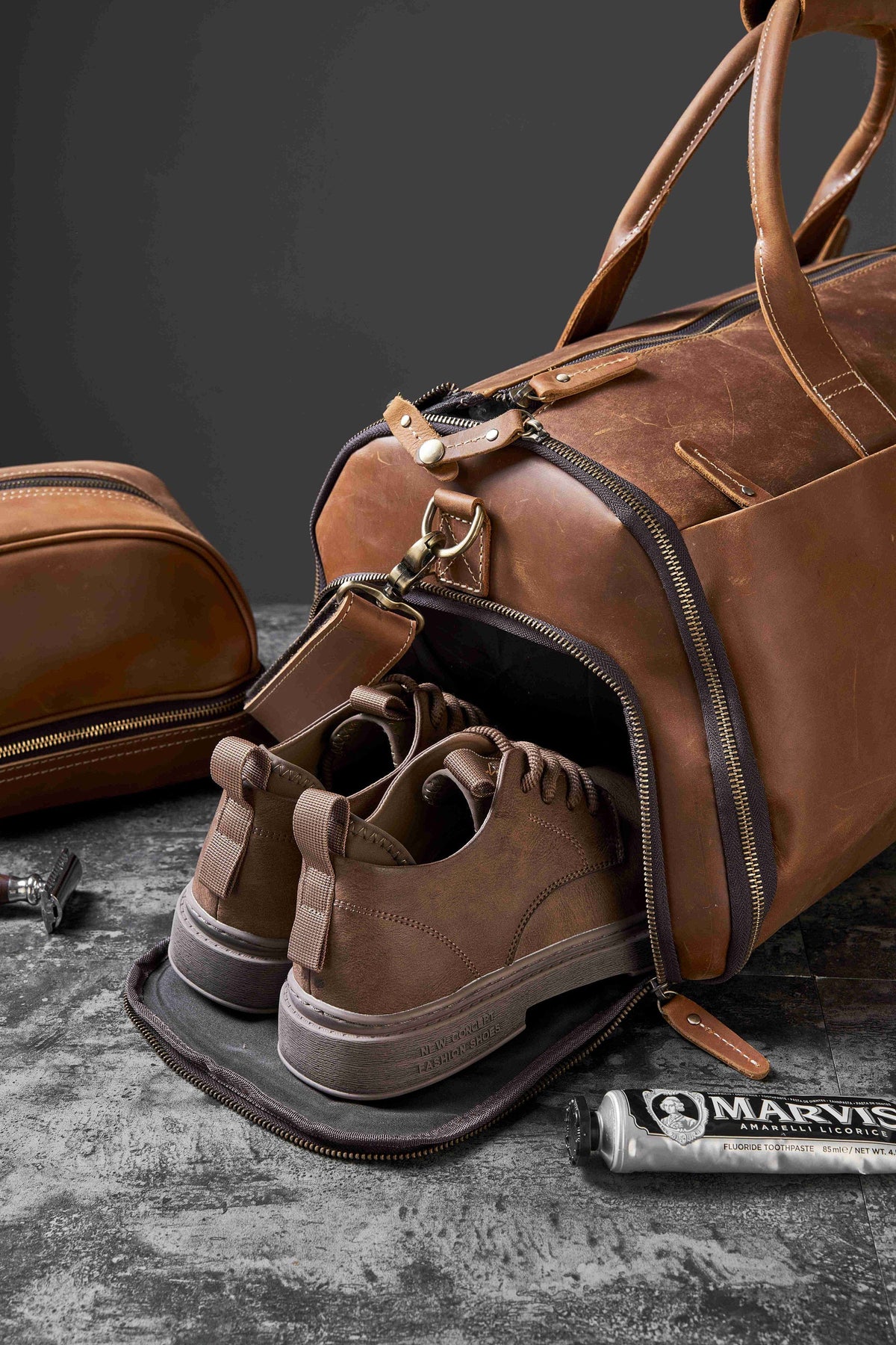 Personalized Leather Hanging Clothes Bag, Leather Duffel Bag with Shoe Pouch, Carry-on Garment Bag, Groomsmen Gift Bag